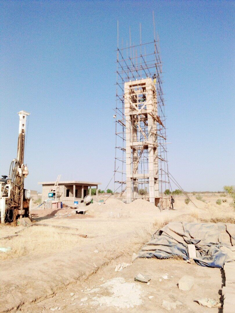 Construction château d'eau avec foreuse