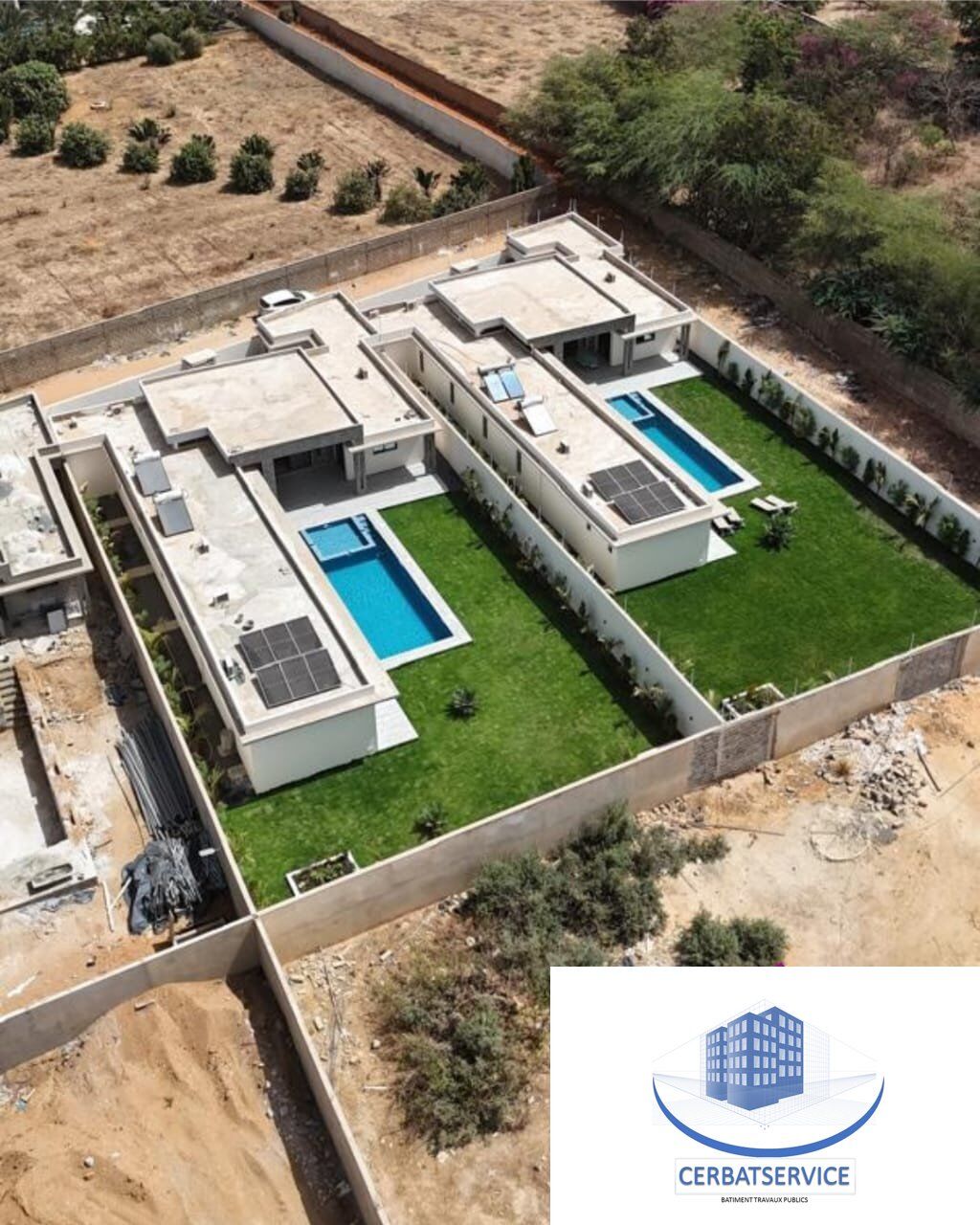 Vue drone villas Ngaparou avec panneaux solaires