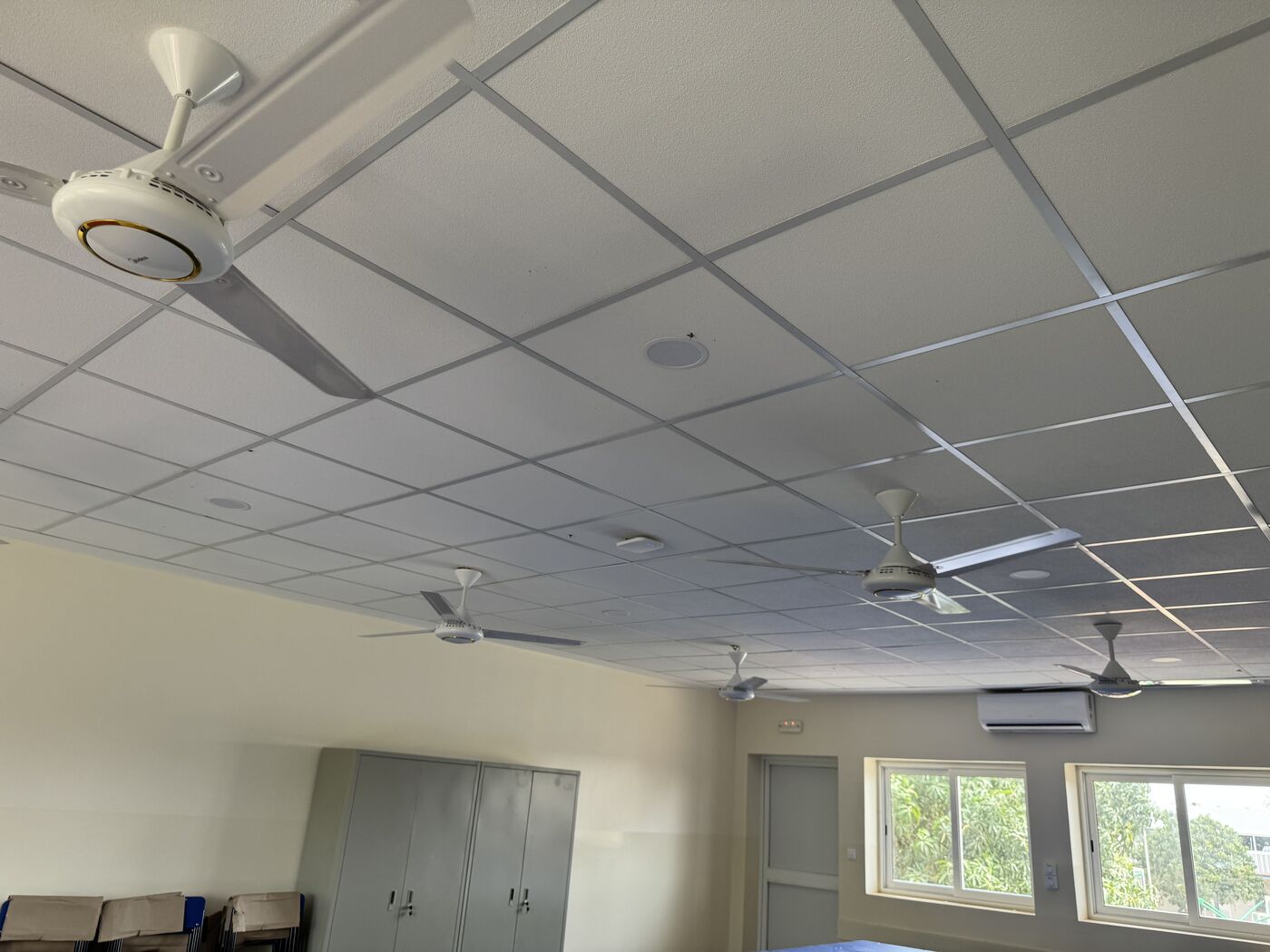 Salle équipée du lycée avec faux plafond